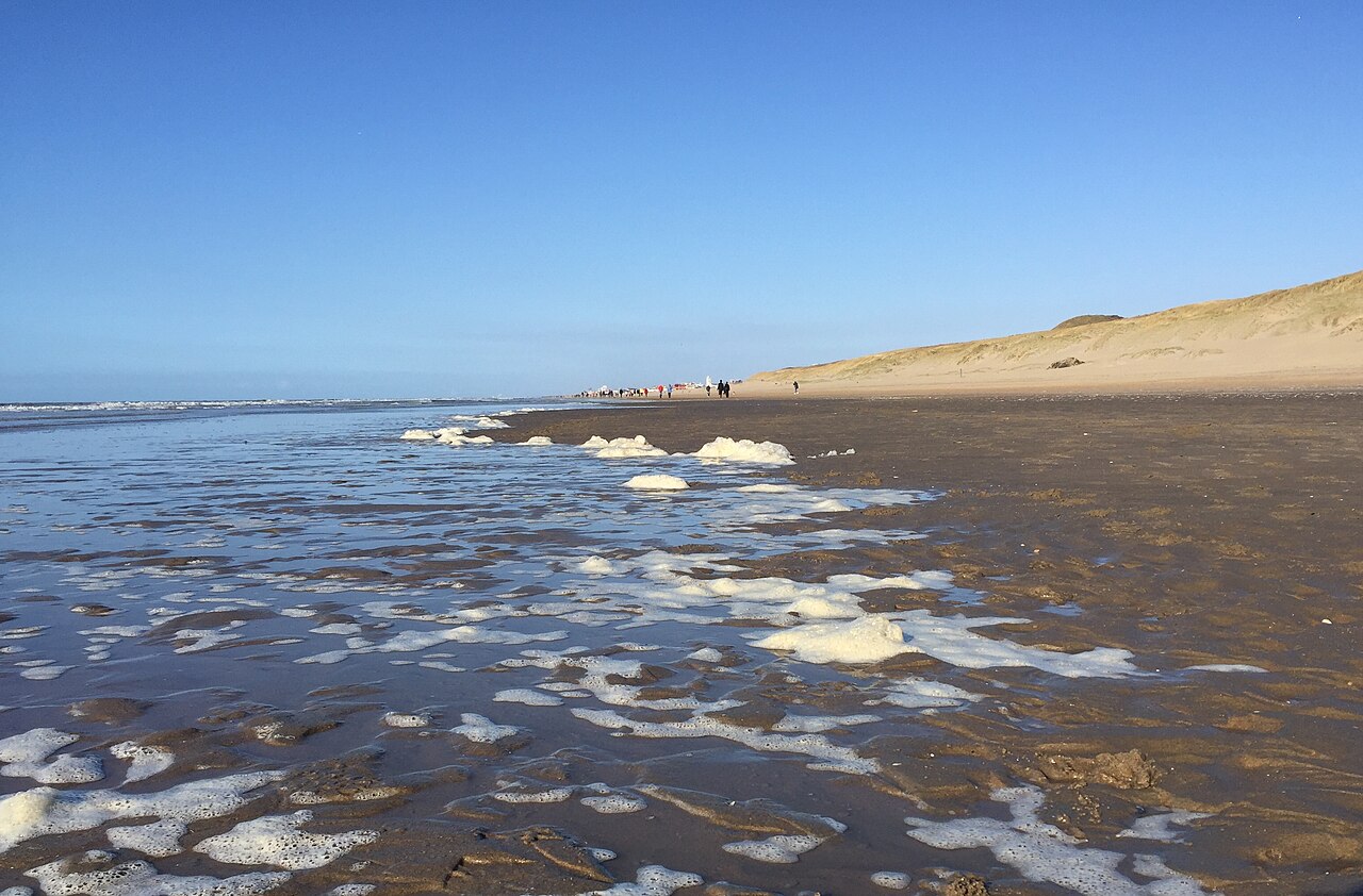 Branding op het strand van Katwijk aan Zee