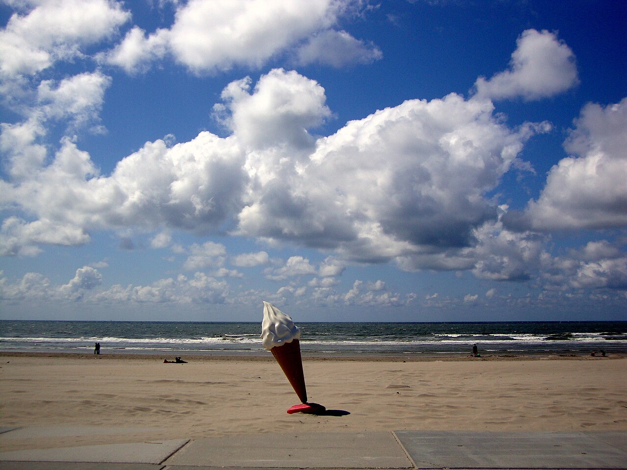 Winderig strand van Wijk aan Zee